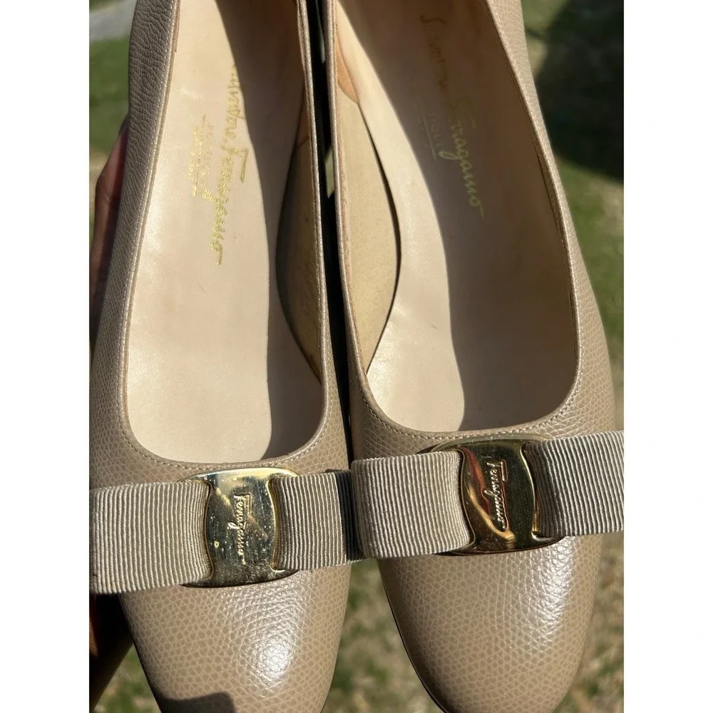 Salvatore Ferragamo Vara Pump Womens 8.5 AA Beige Pebbled Leather Bow Good